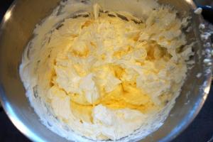 8) Die Swiss Meringue Buttercreme herstellen und in einen Spritzbeutel füllen