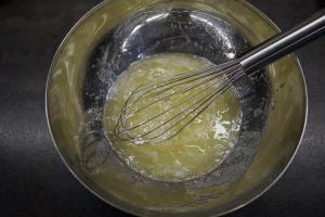 5) Für die Buttercreme, Eiweiß, Zucker und Salz in eine Schüssel...