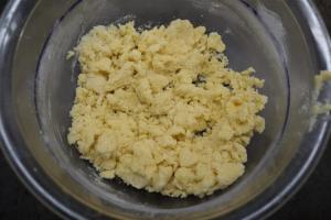 8) Aus Mehl, Zucker und Butter die Streusel zubereiten