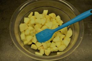 4) Äpfel waschen, schälen und in Stücke schneiden. Zitronensaft hinzugeben