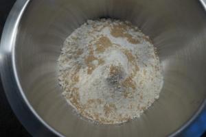 1) Mehl mit Trockenhefe vermischen