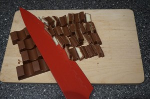 2) Schokolade klein hacken    