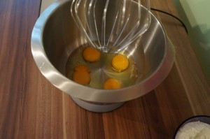 2) 4 Eier aufschlagen