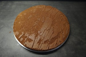 3) Unterster Boden auf ein Cake board legen