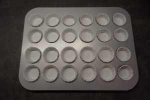 1) Mini Muffinblech mit Muffinförmchen auslegen