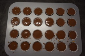 8) Die Erdnussbuttercreme mit geschmolzener Schokolade überdecken und wieder kühl stellen