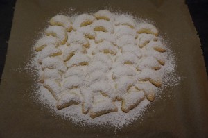 7) Warme Vanillekipferl mit Puderzucker bestäuben