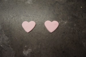 20) 2 kleine rosafarbe Herzen ausstechen