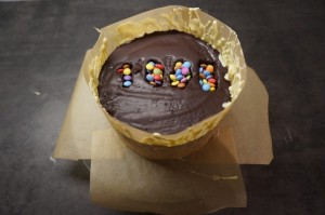 21) Wenn die Schokolade beginnt fest zu werden an den Rand der Torte drücken. 